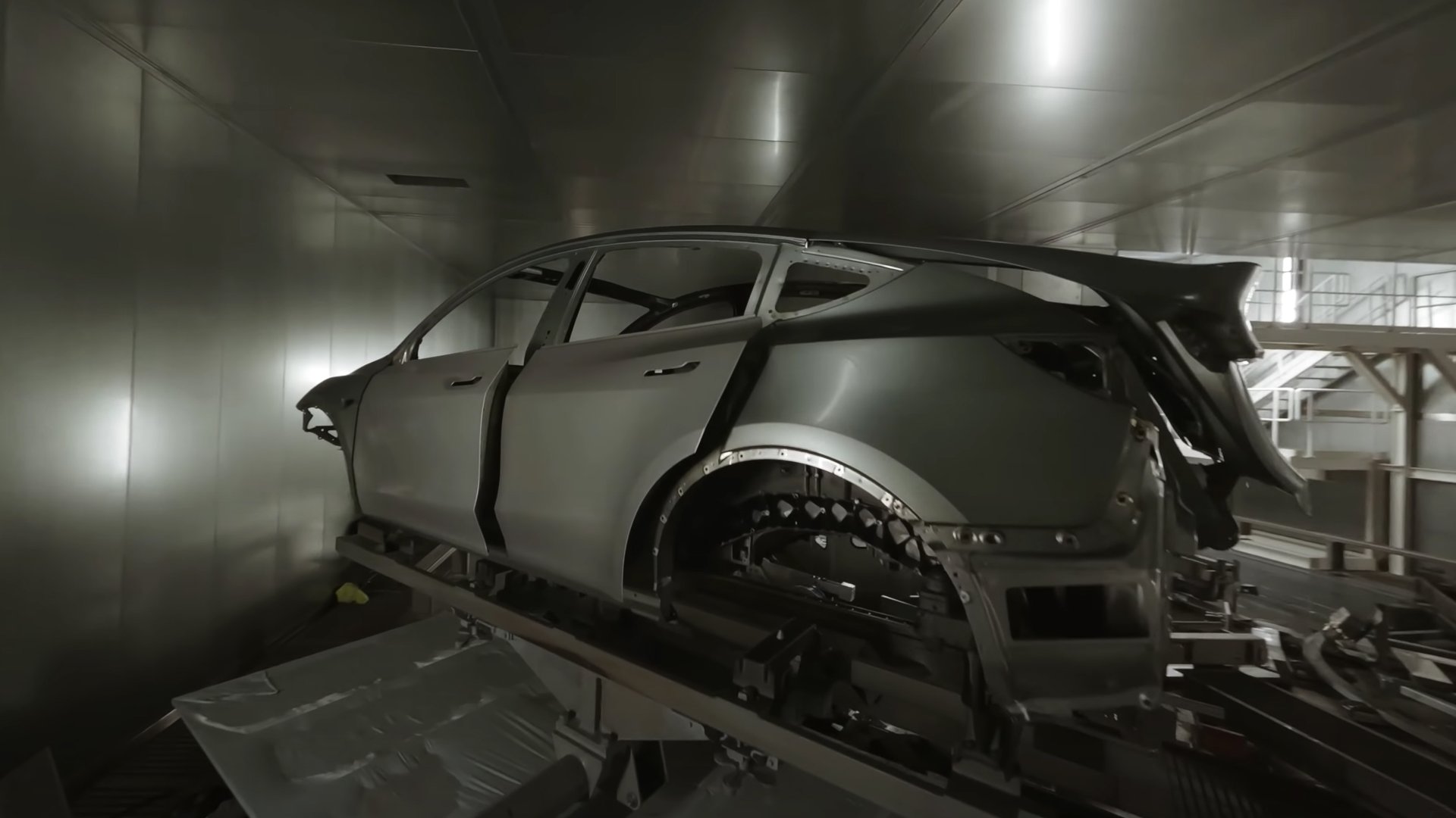Zbudowany maszynowo samochód Tesla w fabryce Giga