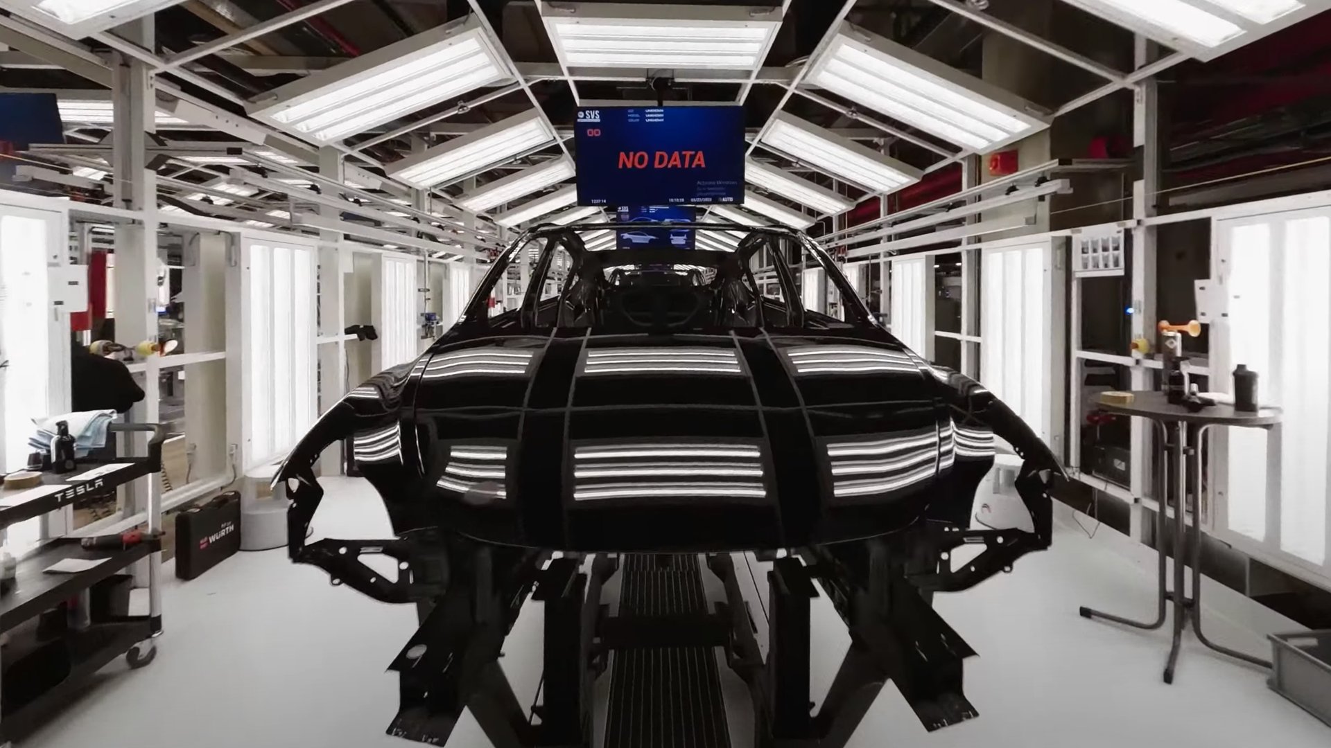 Машинный автомобиль Tesla на заводе Giga