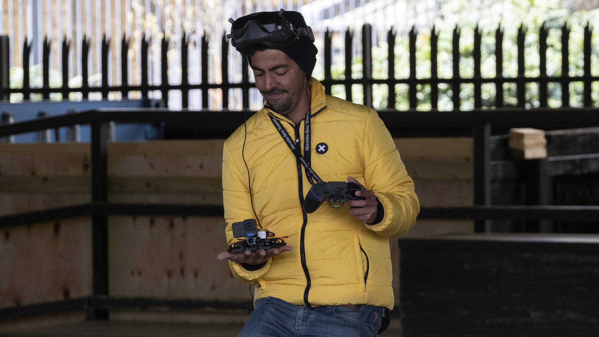 Мужчина держит камеру GoPro Hero 10 Black Bones на дроне.