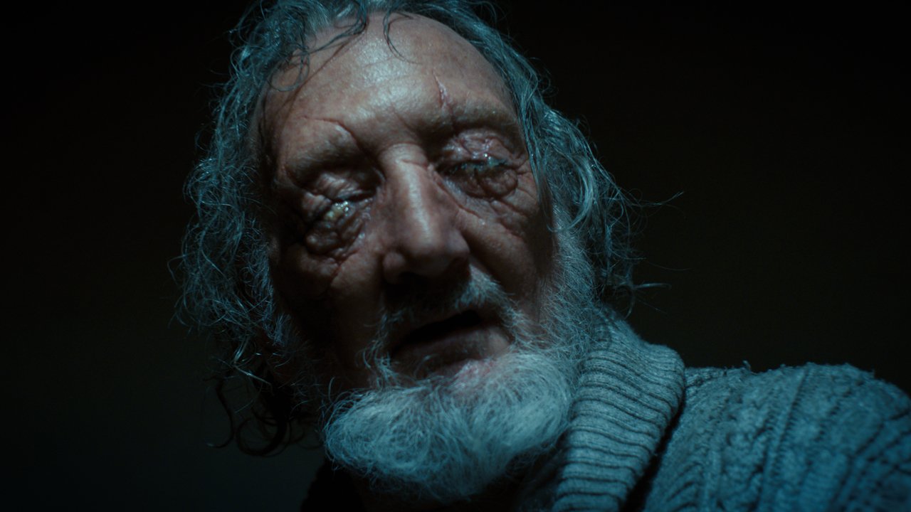 En skärmdump av en blind man i trailern för Stranger Things säsong 4