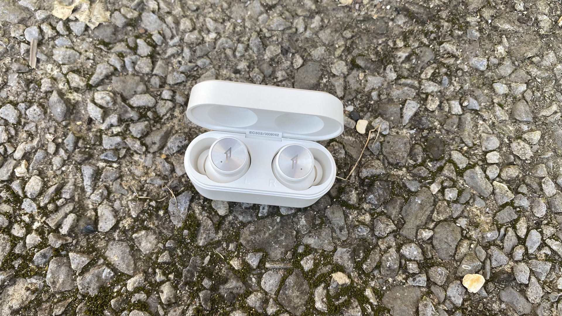 1more echte kabellose Ohrhörer von Pistonbuds Pro im Ladeetui