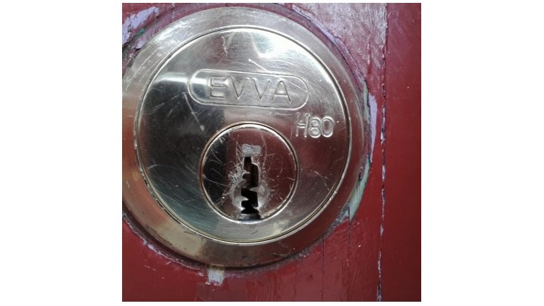 närbild av ett nyckelhål i en dörr