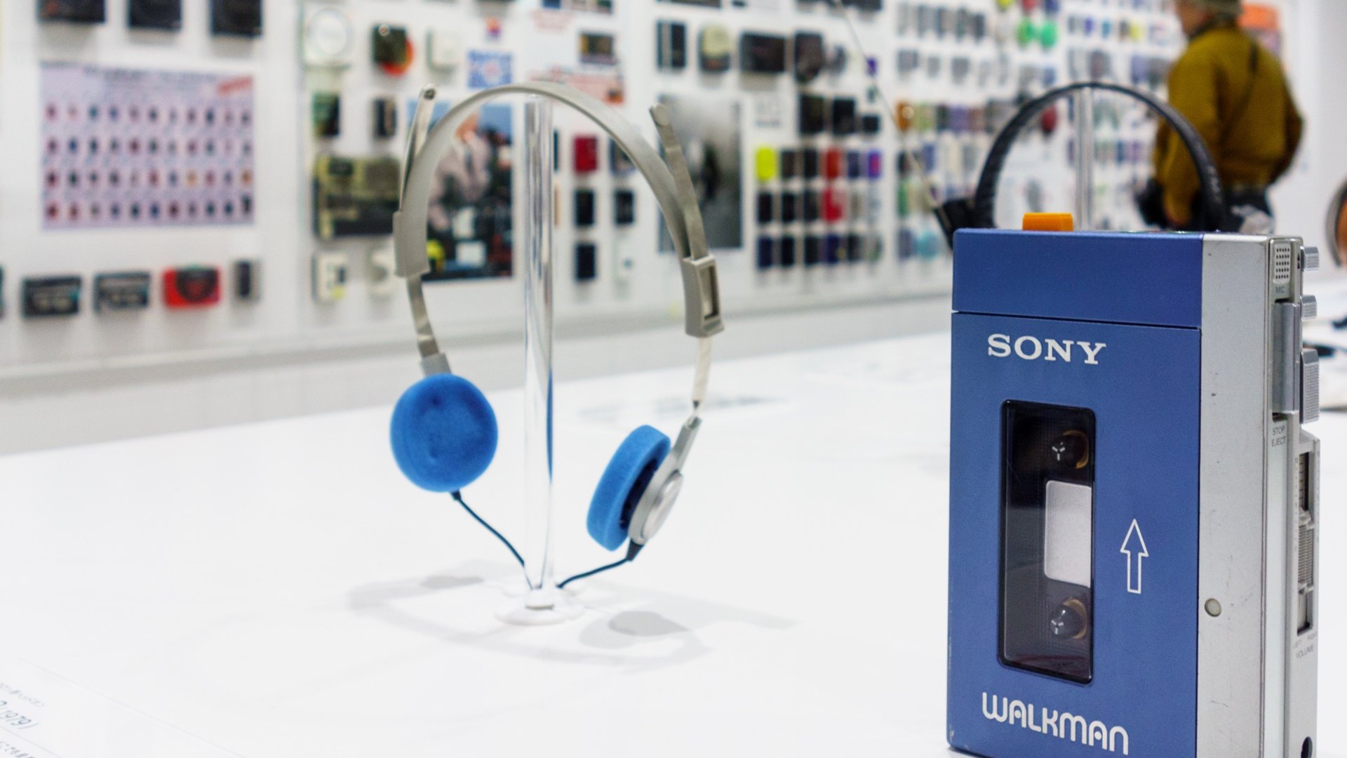 Der Sony Walkman mit einem Paar Kopfhörer