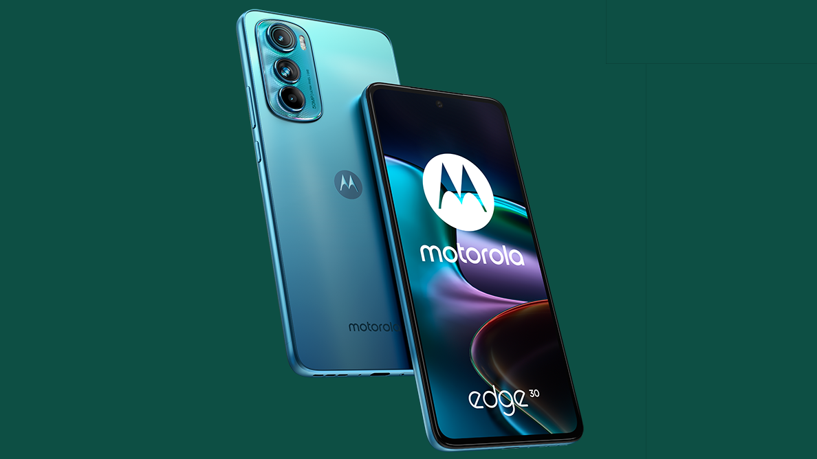 Motorola Edge 30, вид спереди и сзади, на зеленом фоне.