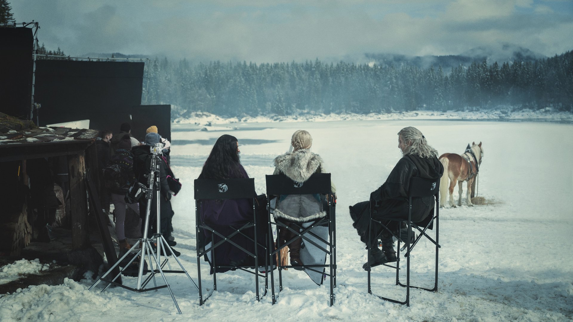 El elenco principal de The Witcher se sienta junto en un lugar nevado mientras comienza la filmación de la temporada 3
