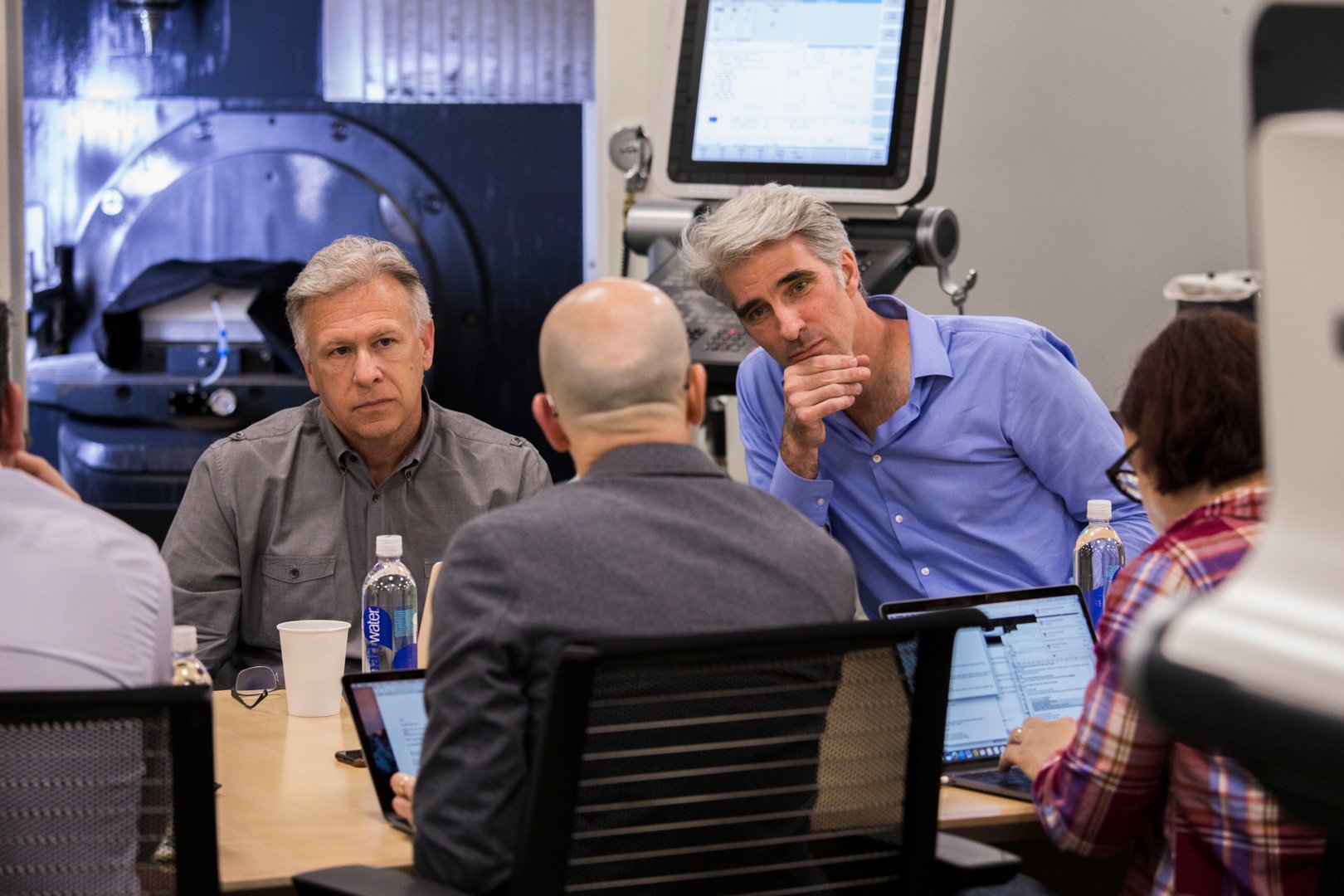 Der ehemalige Apple Global Marketing Manager Phil Schiller (links) und Apples Senior Vice President of Software Development Craig Federighi (rechts) sprechen mit Lance Ulanoff (Vordergrund) über den Mac Pro.