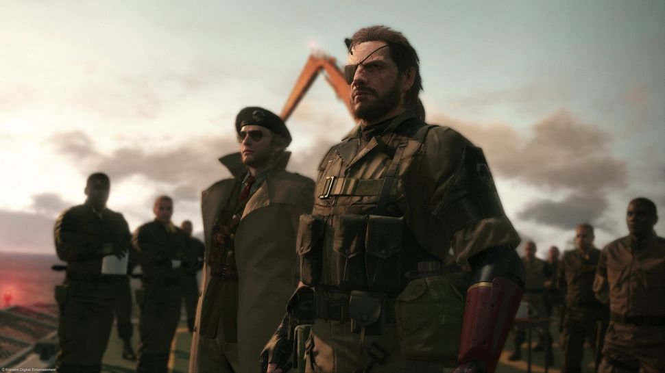 Serpente di Metal Gear Solid 5 accanto a un soldato