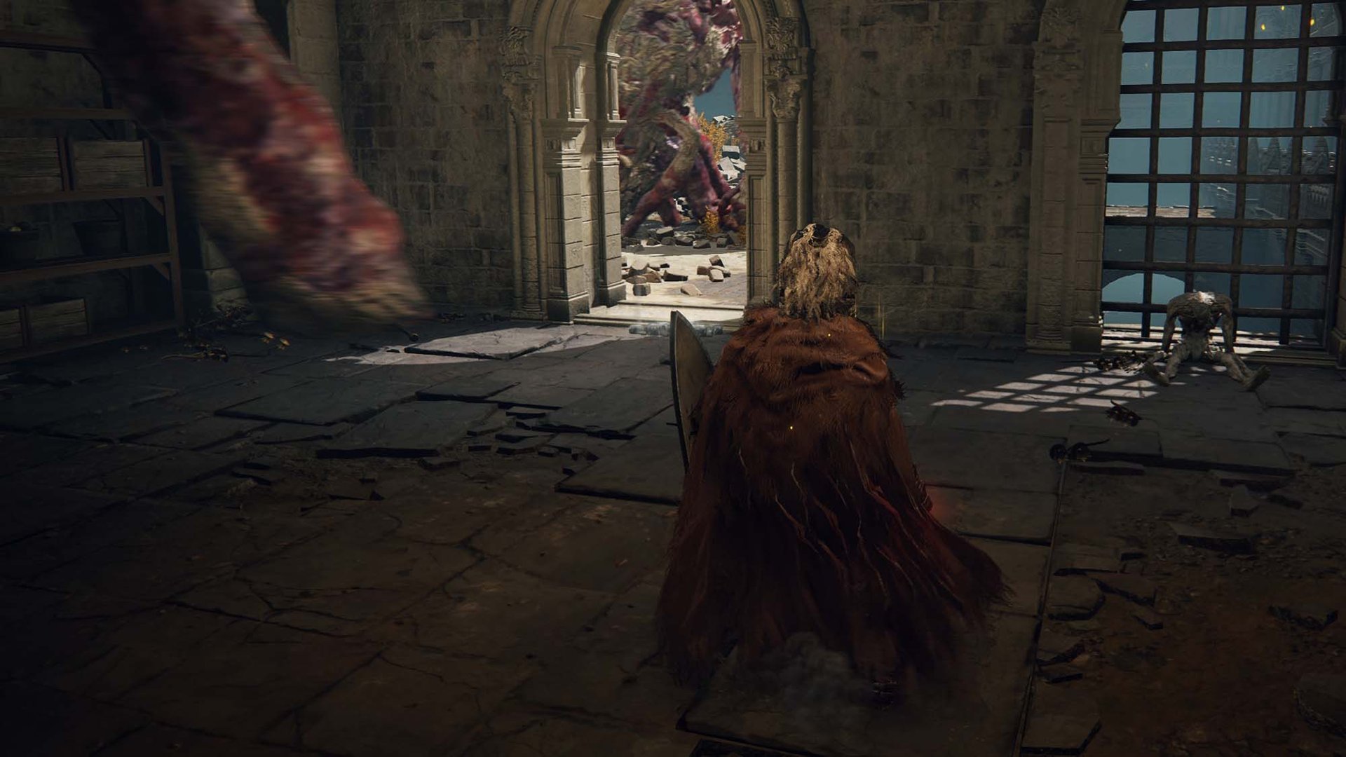 Un espíritu de árbol pútrido que ataca a un jugador a través de una pared en Elden Ring.
