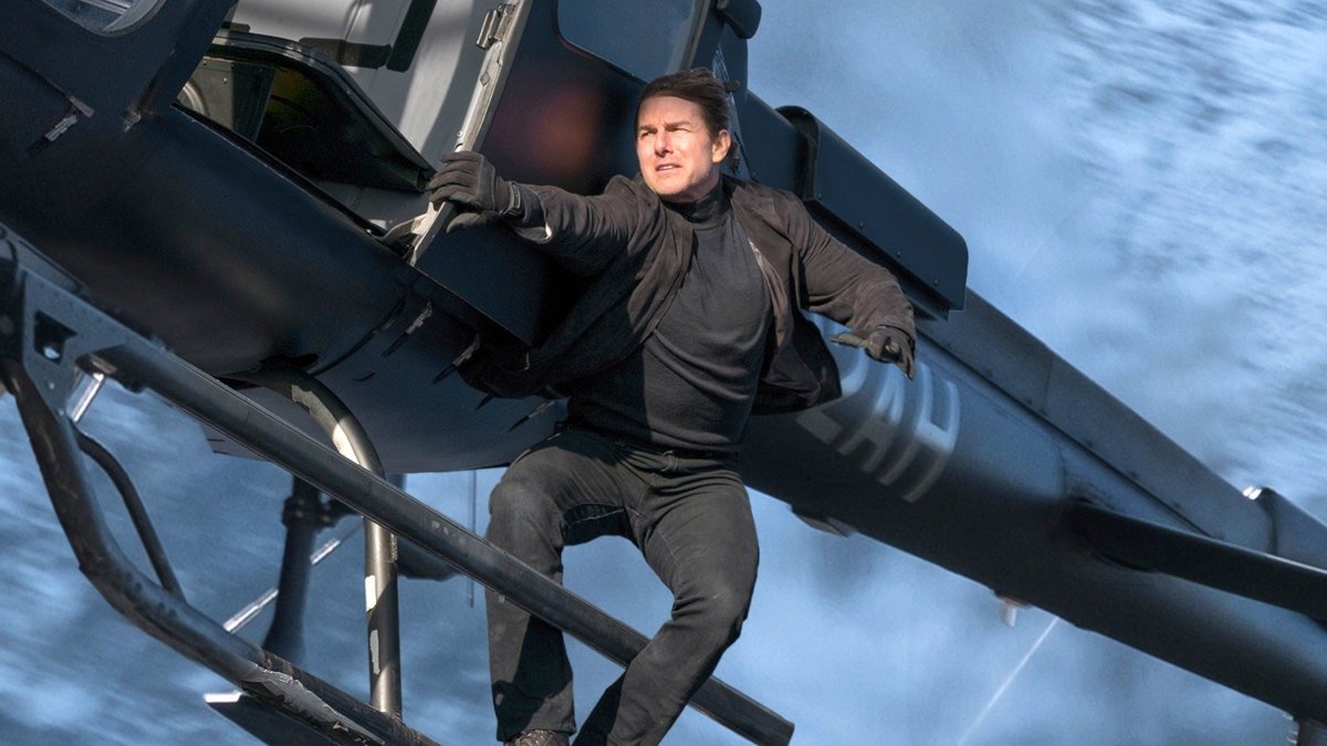 Tom Cruise en el costado de un helicóptero en Misión: Imposible - Fallout