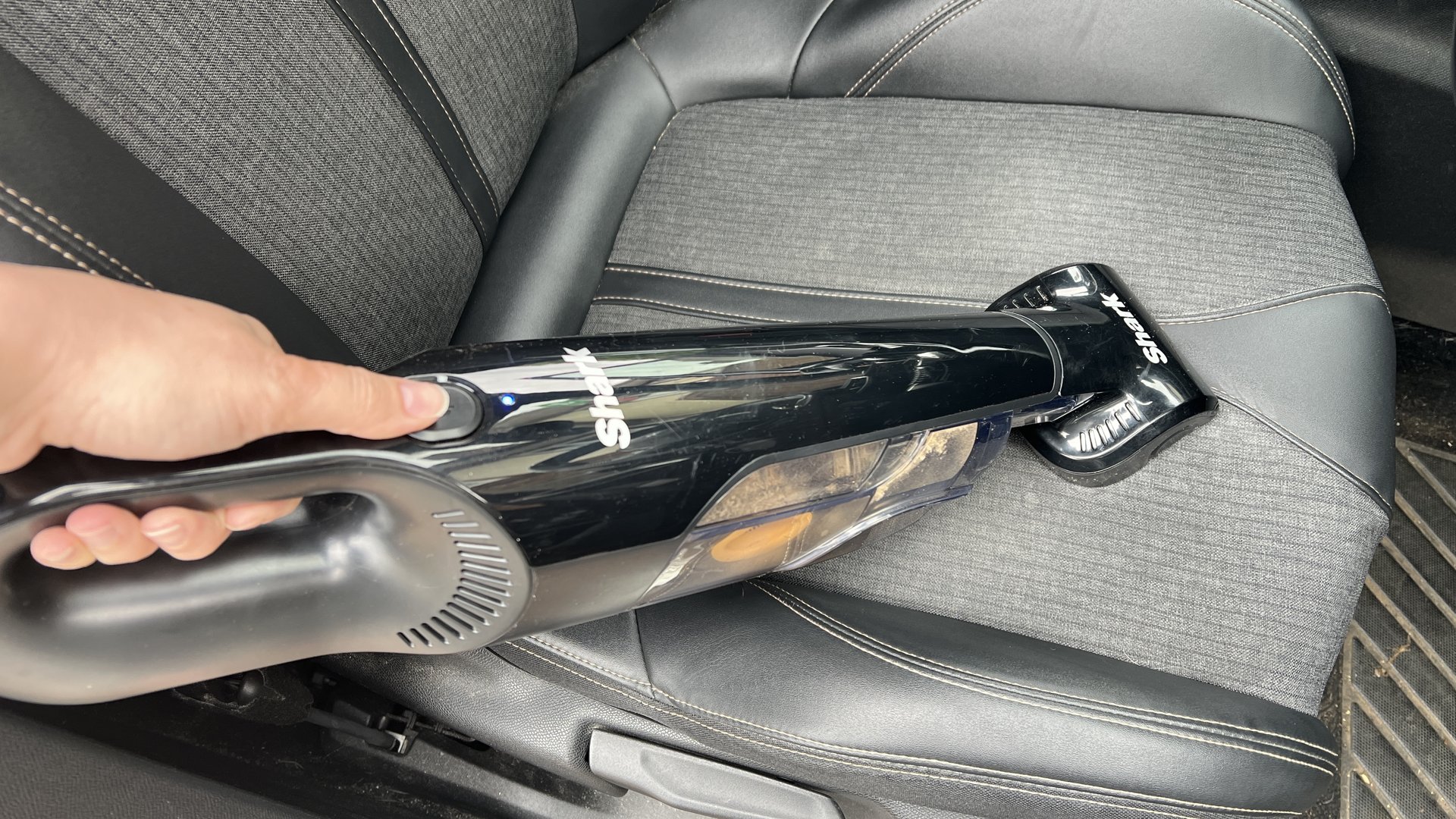 Aspiradora de mano Shark UltraCyclone Pet Pro Plus utilizada en un asiento de automóvil