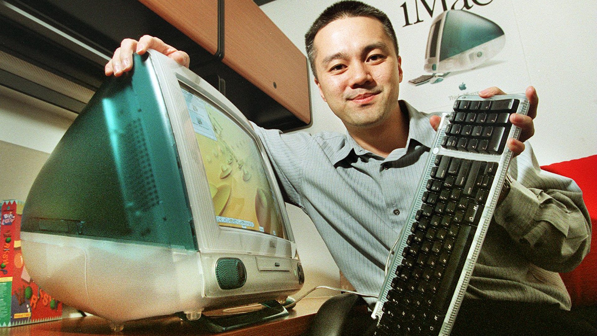 TONY LI, MARKETINGDIREKTOR VON APPLE HK, MIT DEM NEUEN IMAC-COMPUTER. (Foto von MARK RALSTON/South China Morning Post über Getty Images)