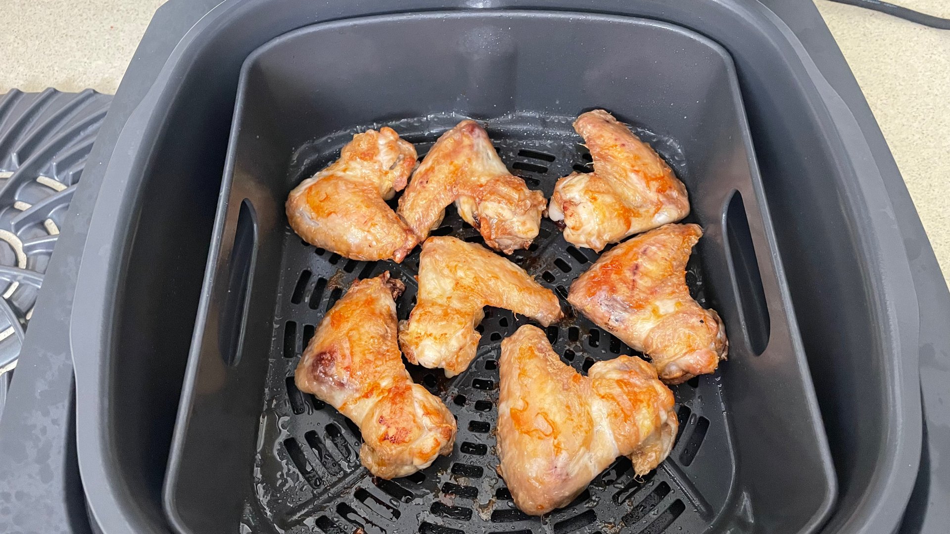 Ninja Foodi Health Grill e friggitrice ad aria con pollo fritto all'interno