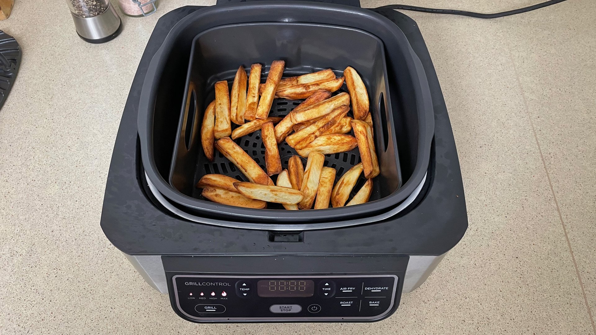 Ninja Foodi Health Grill e friggitrice ad aria con patatine fritte cotte all'interno