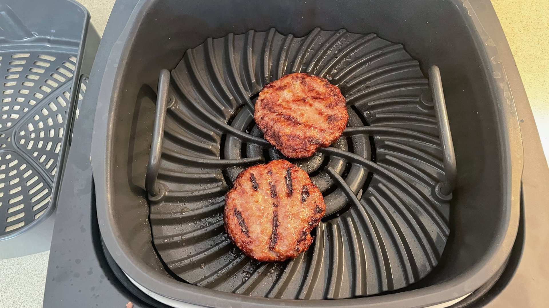 Ninja Foodi Health Grill e friggitrice ad aria con hamburger alla griglia all'interno