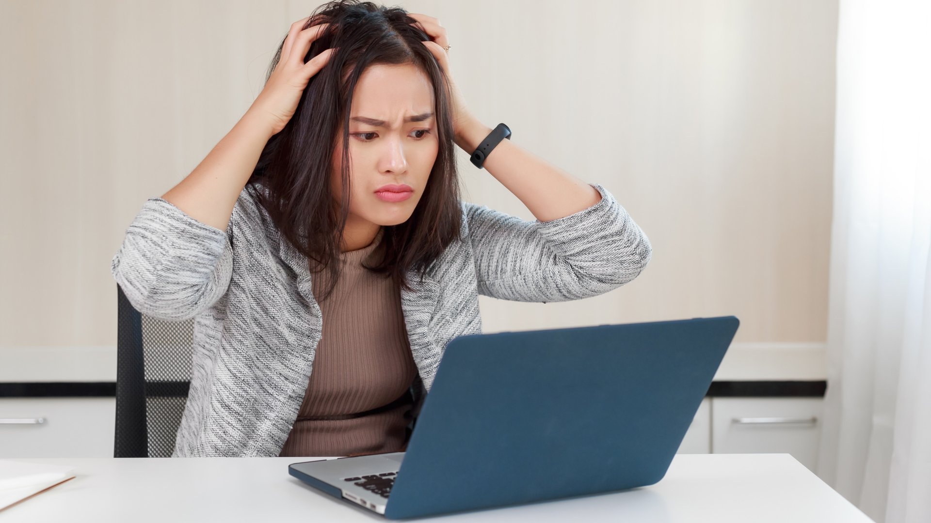 Femme en colère à l'aide d'un ordinateur portable