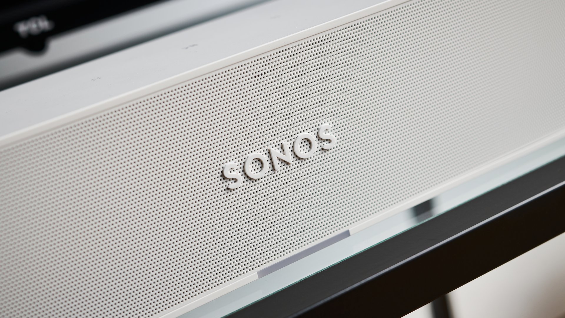 Sonos Ray na szklanej półce w salonie
