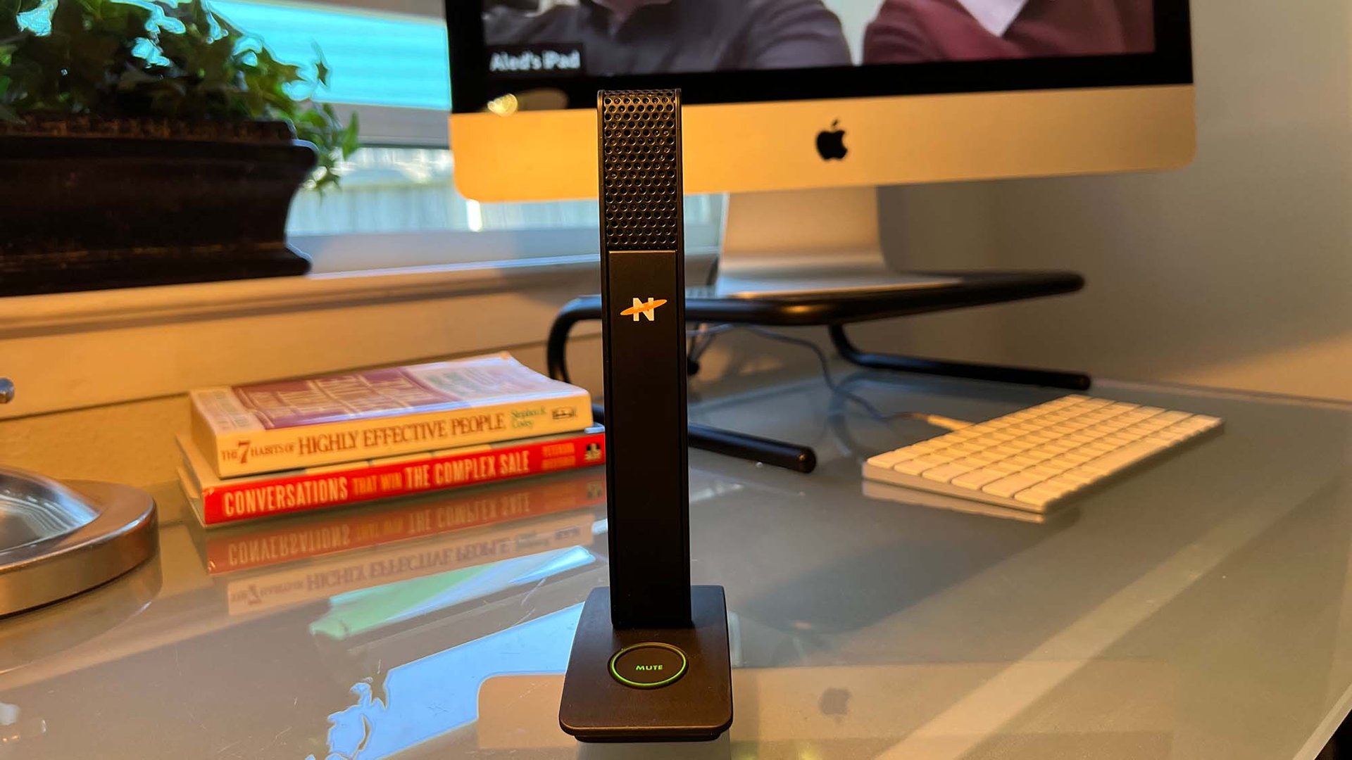 Un micrófono de Neat Skyline en un escritorio durante una llamada de conferencia
