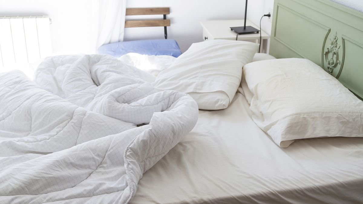 Här är varför din madrass har gula fläckar och hur du tar bort dem