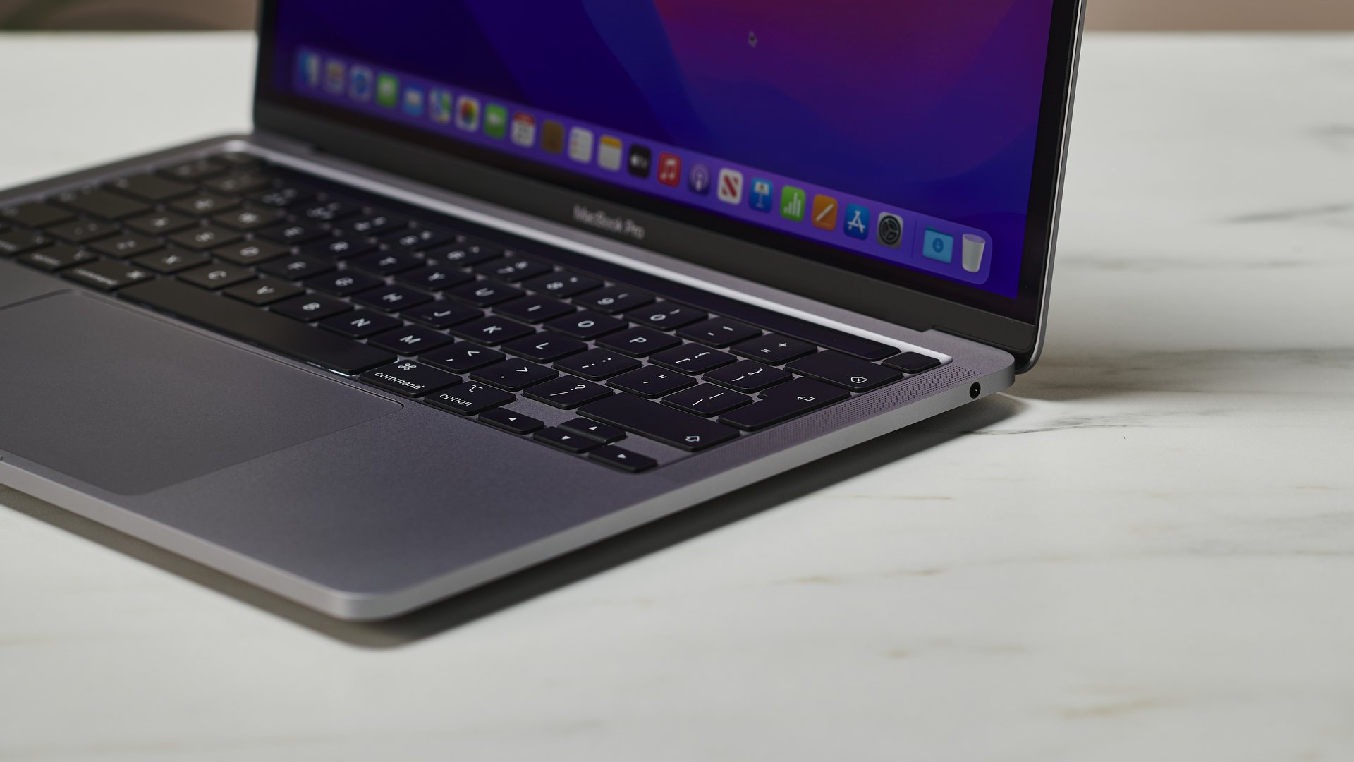 Modelo MacBook Pro M2 de 13 pulgadas en un escritorio en un escritorio