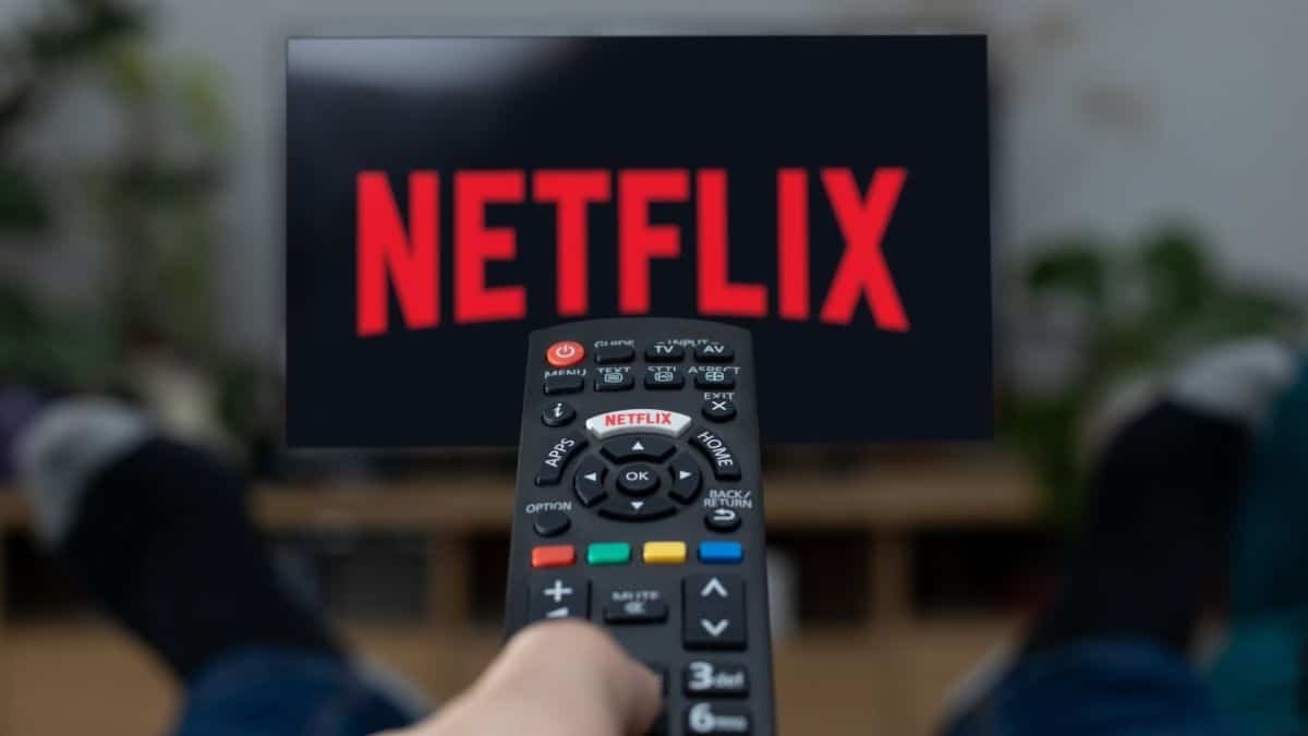 "Triste et exaspérant": les critiques ont saccagé le nouveau drame somptueux de Netflix