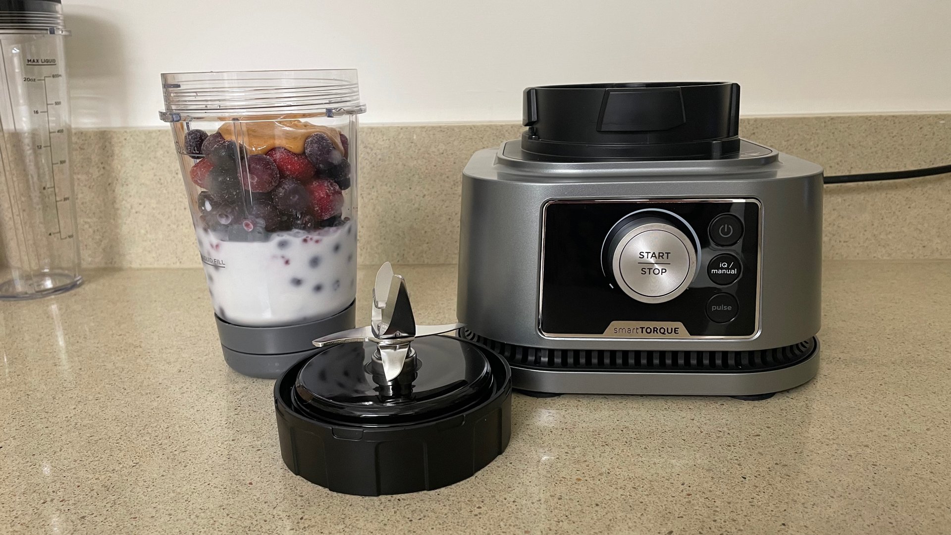Ninja Foodi Power Blender & Processor System med bär- och yoghurtingredienser inuti