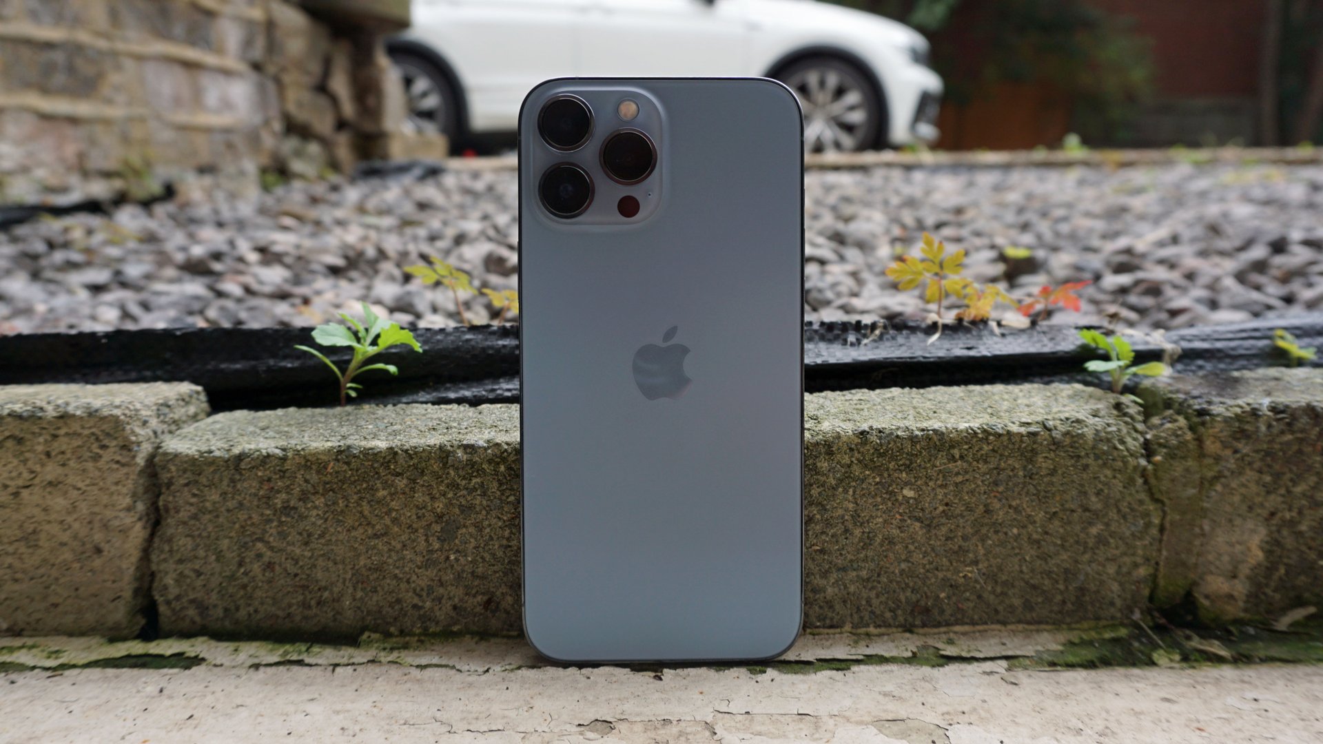 Un iPhone 13 Pro Max à l'extérieur, vu de derrière