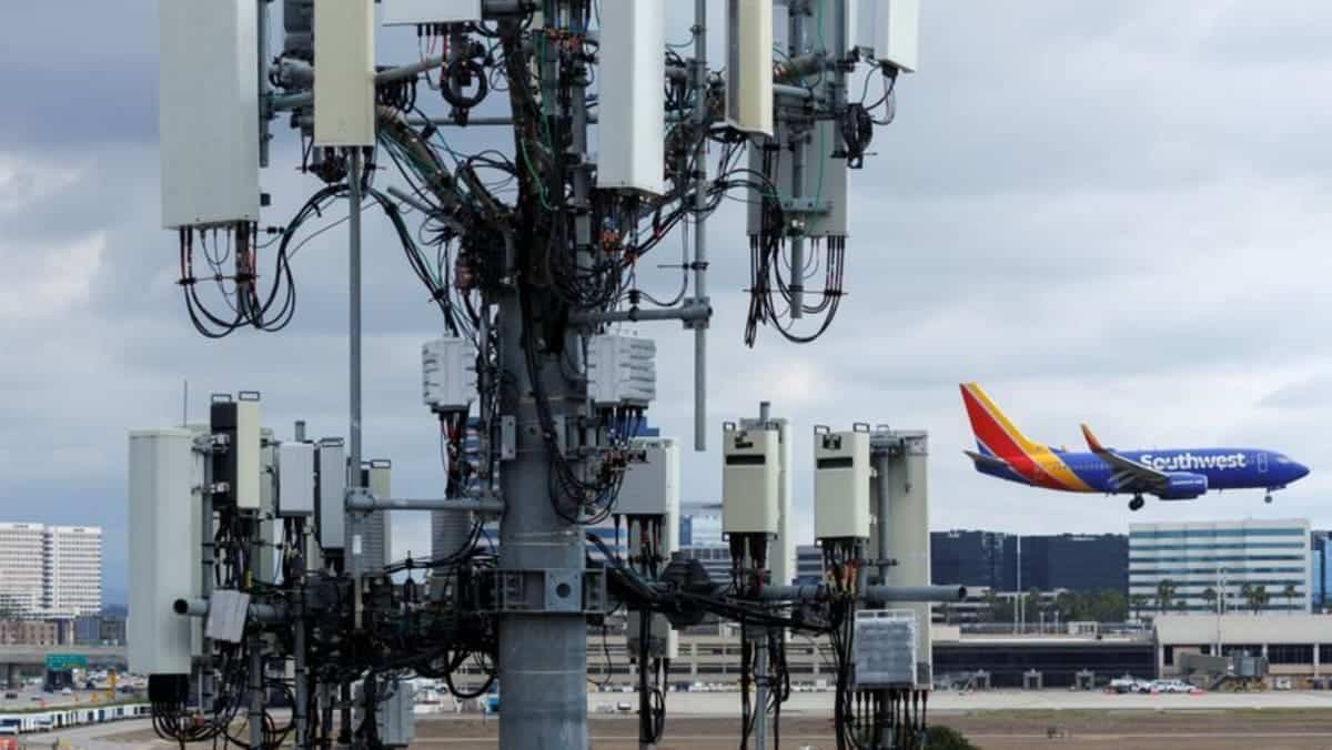 Verizon and AT&T agree to delay 5G C-band deployment at airports until 2023