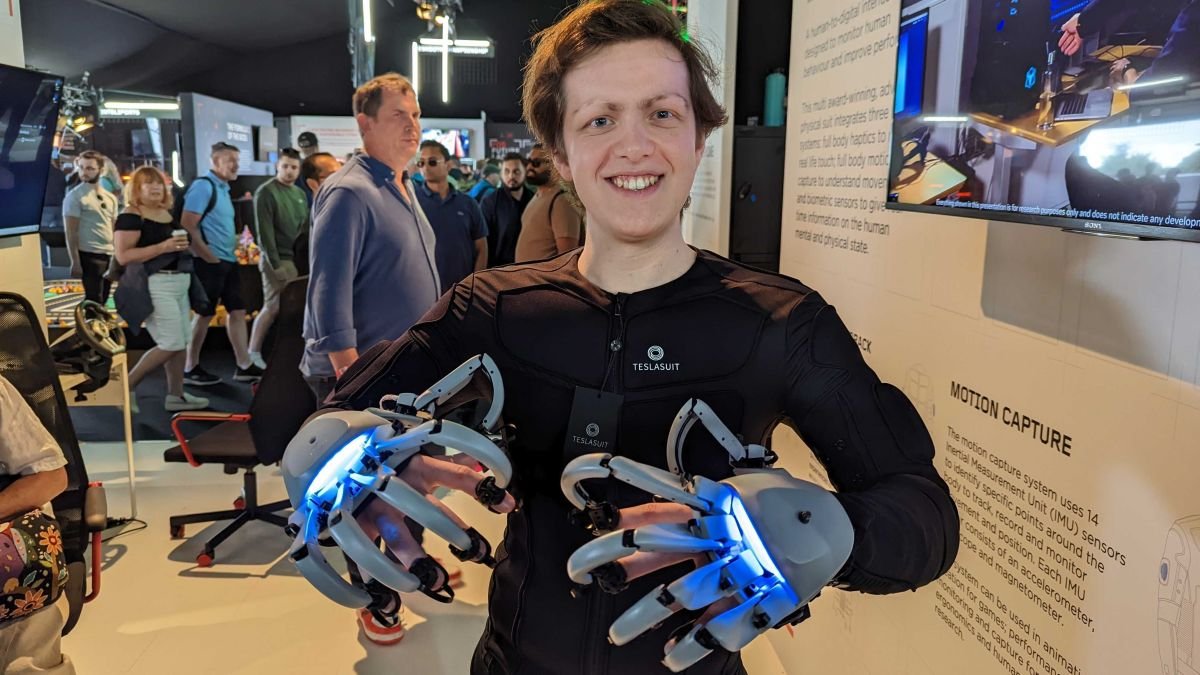 Je laisse quelqu'un d'autre contrôler mes mains avec des gants conçus pour la réalité virtuelle