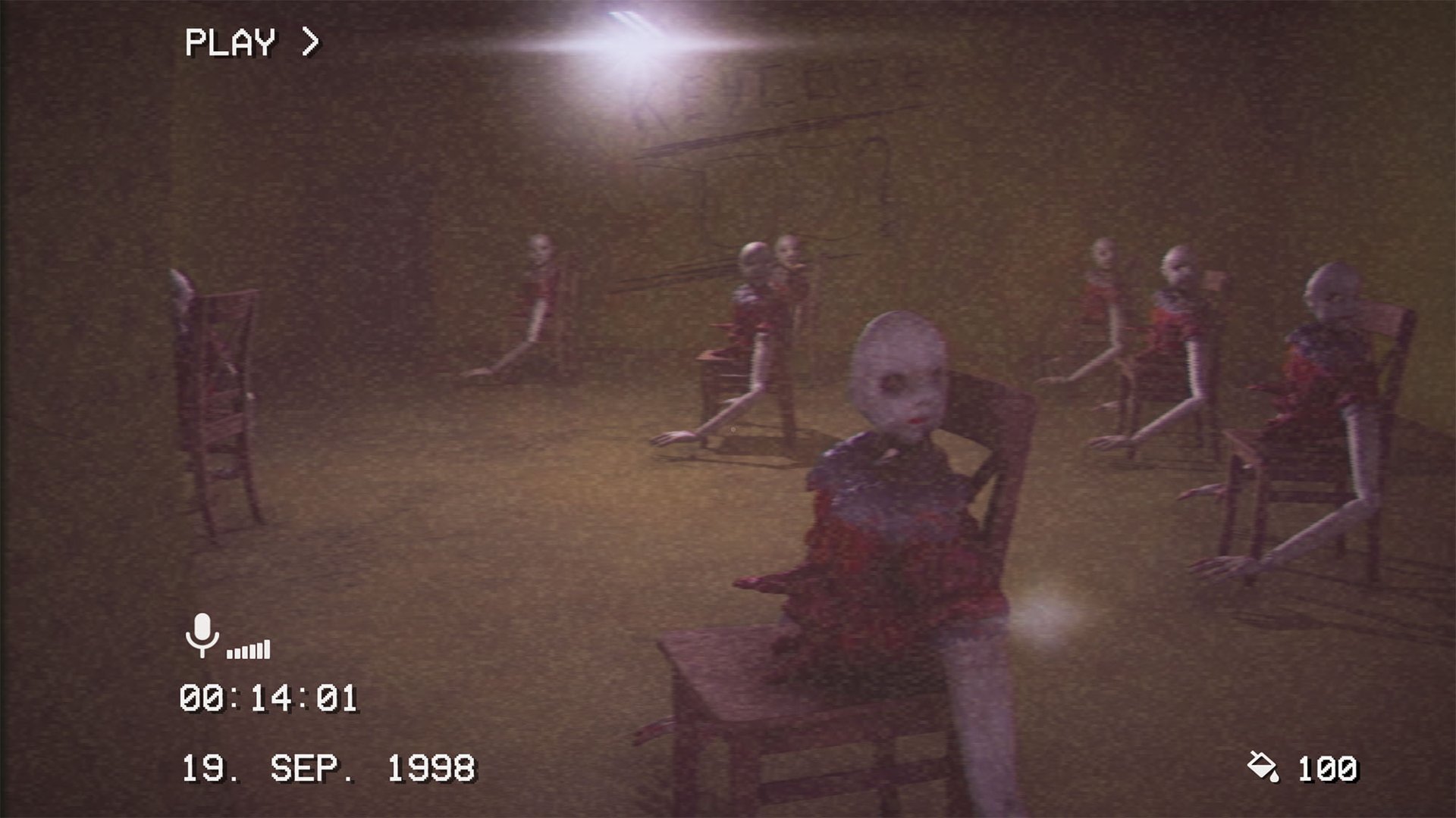 Cabezas de muñecas sobre cuerpos rotos y extraños brazos largos en una silla mirando al jugador