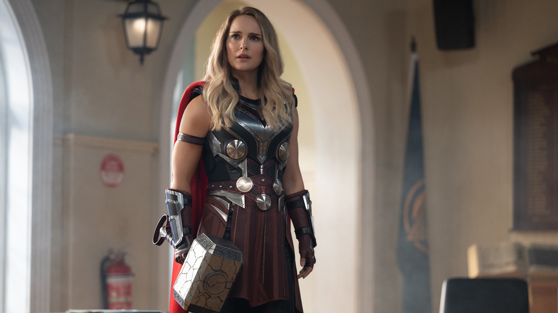 Potężny Thor Jane Foster stoi w sali tronowej Nowego Asgardu, trzymając Mjolnira w Thor: Love and Thunder