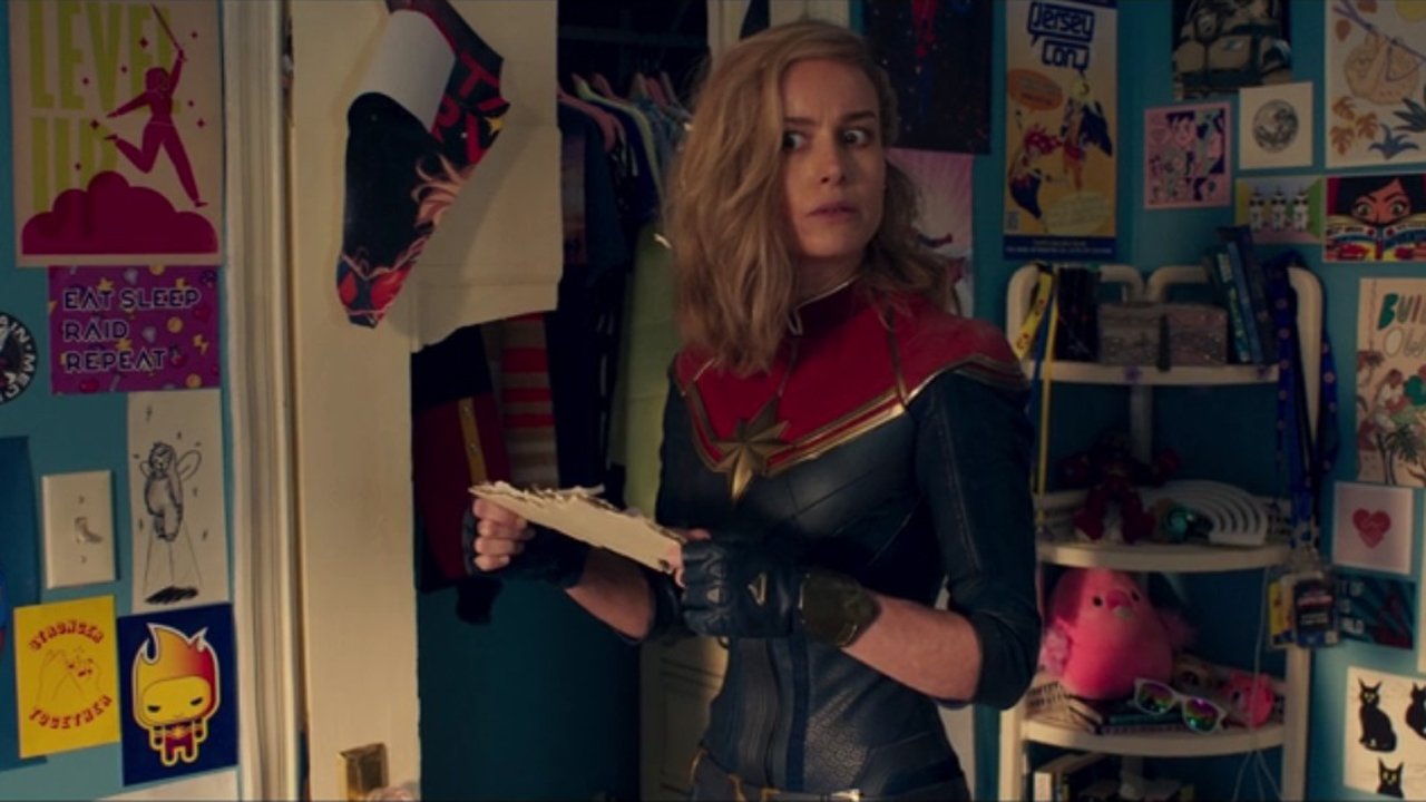Un capitaine Marvel choqué regarde autour de la chambre de Kamala Khan après avoir changé de place dans la scène post-crédits de l'épisode 6 de Mme Marvel