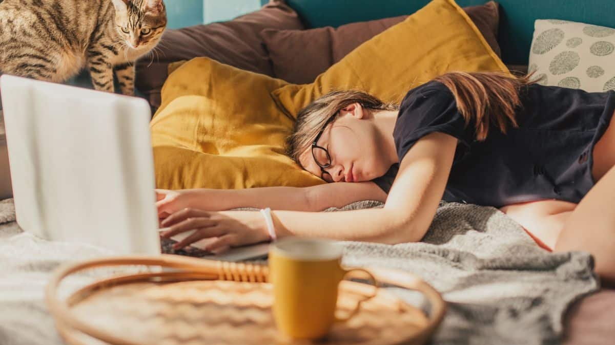 Back to School: เคล็ดลับและเทคโนโลยีระดับมืออาชีพเพื่อการนอนหลับที่ดีขึ้นในวิทยาลัย