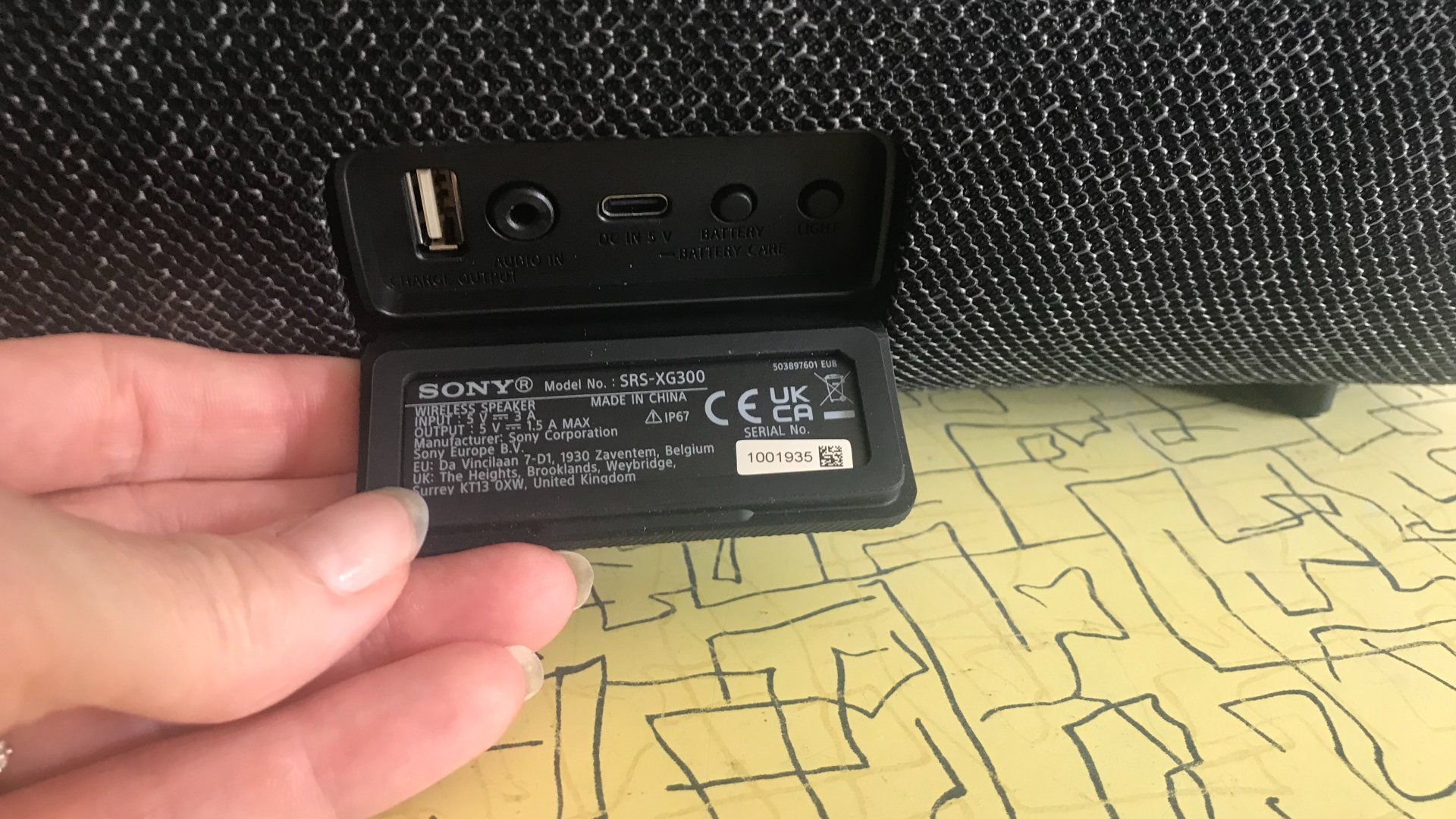 Detalle de Sony SRS-XG300 sobre una mesa amarilla