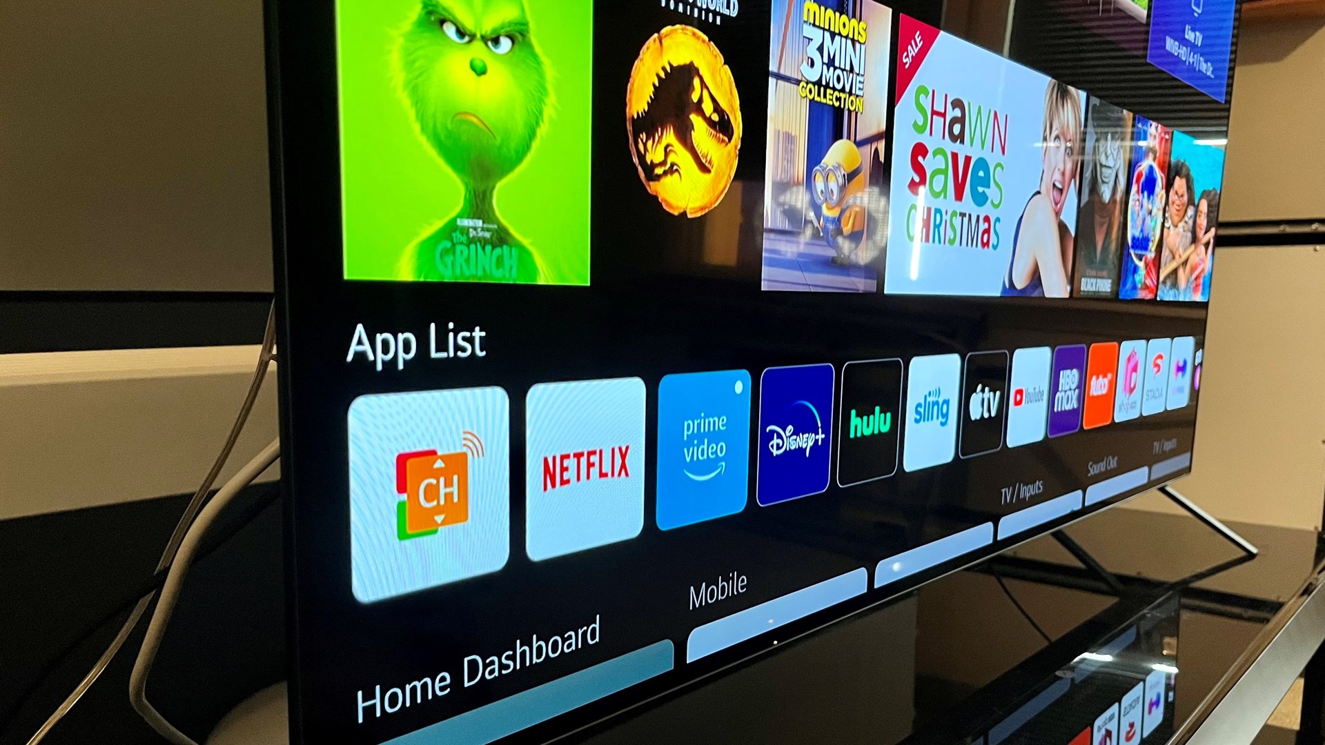 LG A2 OLED TV-vinkel som visar Smart TV-gränssnittet