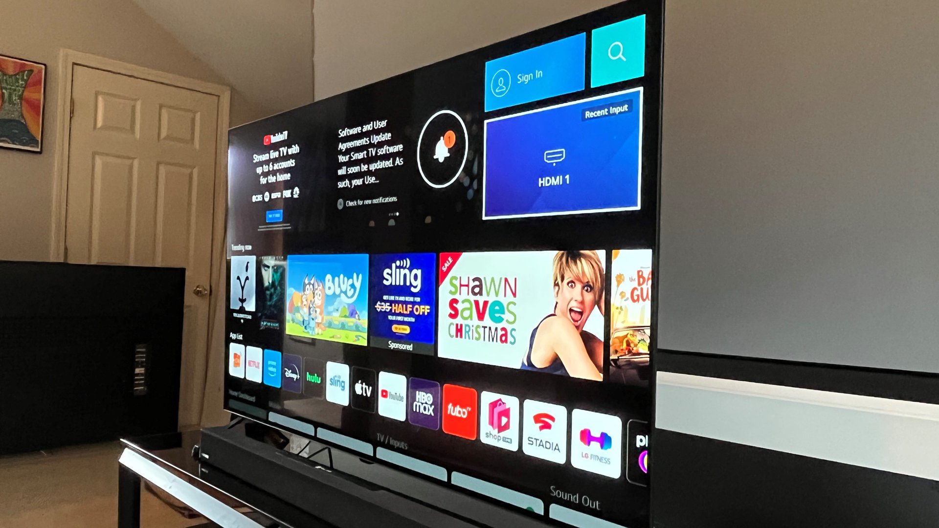 LG A2 OLED TV lutad åt vänster och visar smart gränssnitt