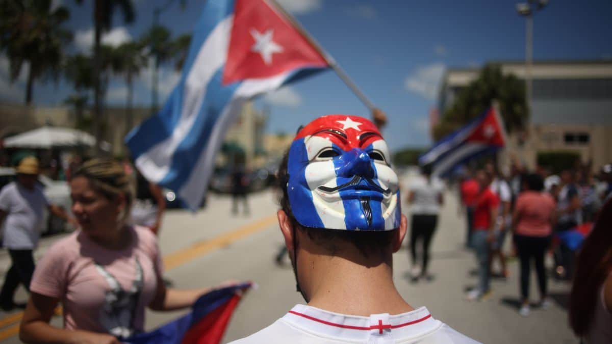 Кубинские власти перекрыли доступ в Интернет, чтобы подавить протестующих