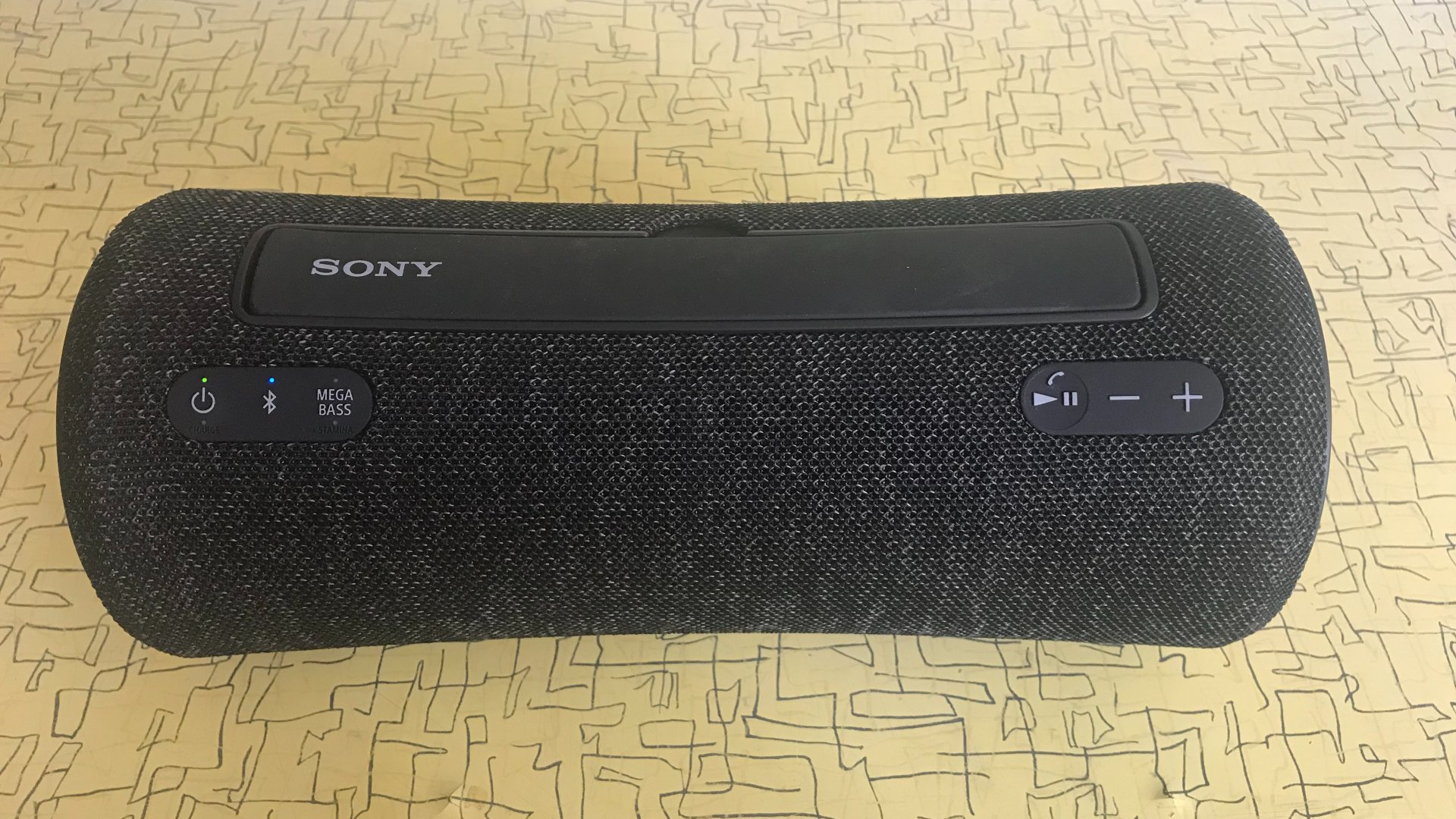 Sony SRS-XG300 на желтом столе