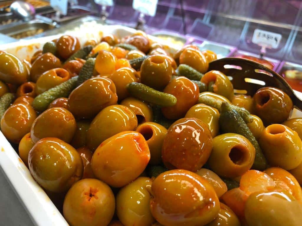 Полезные и вкусные закуски: бандерильи и оливки премиум-класса