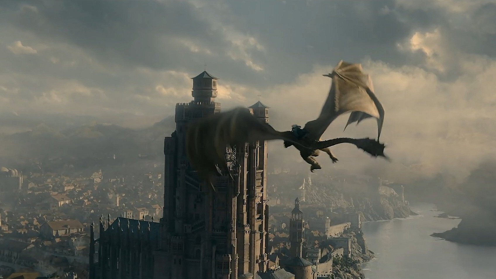 Дракон летит к главному замку дома Таргариенов в фильме «Дом Дракона» на HBO Max.