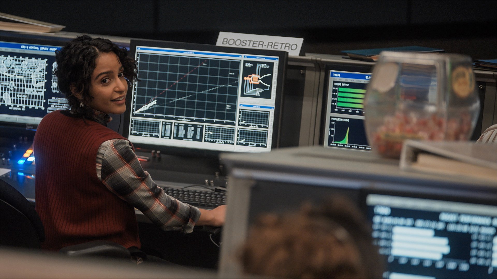 Aleida Rosales sitter vid ett skrivbord medan hon arbetar för NASA i For All Mankind