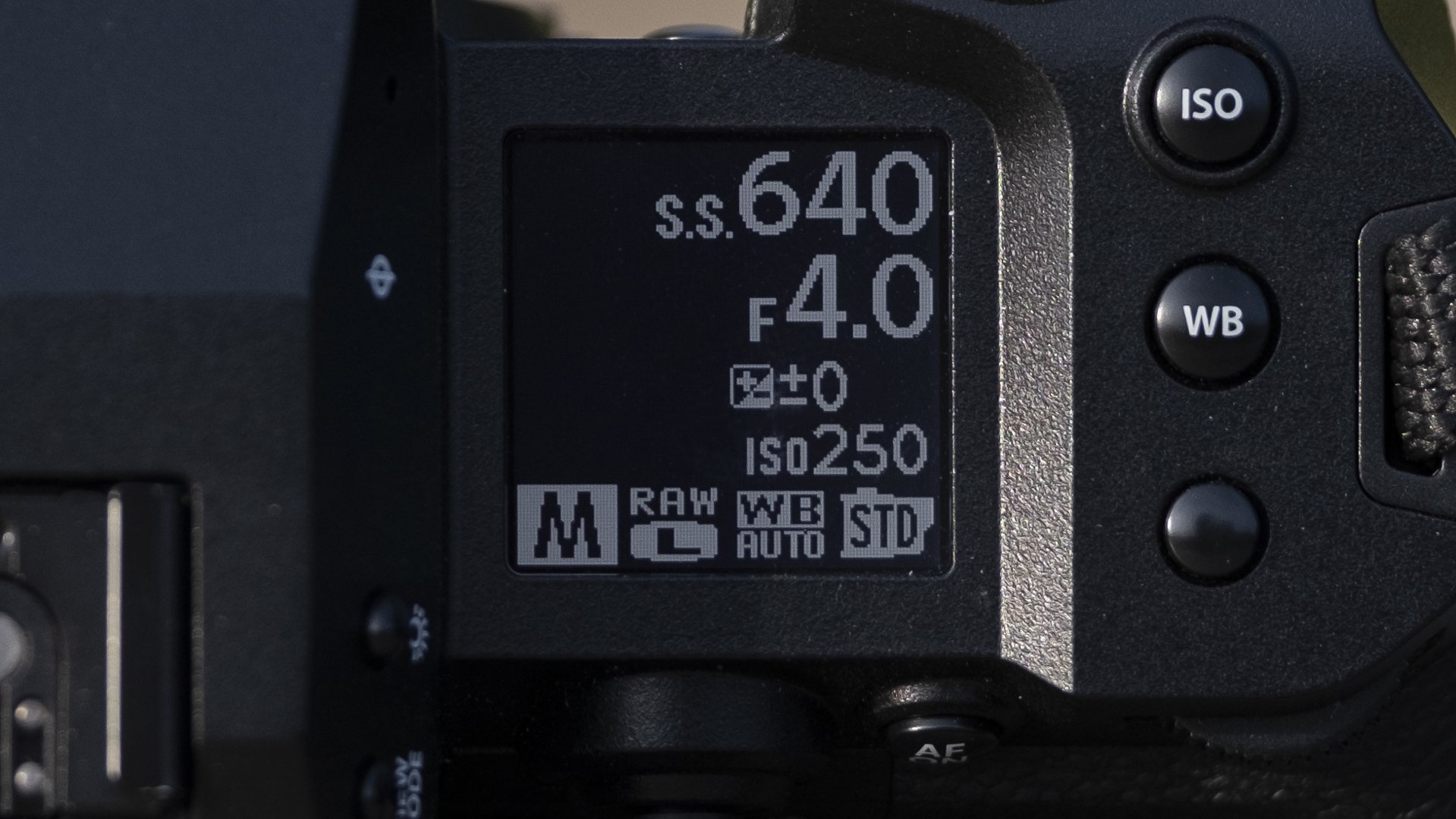 Fujifilm X-H2S kamera på en träbänk