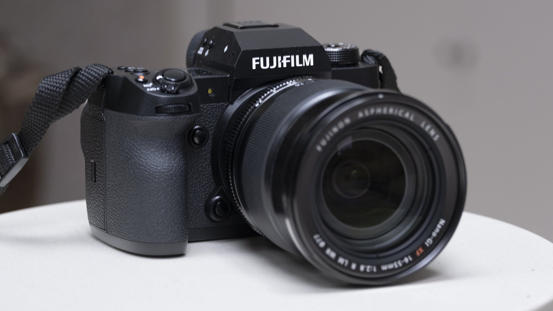 Fujifilm X-H2 kamerauppsättning på ett vitt bord