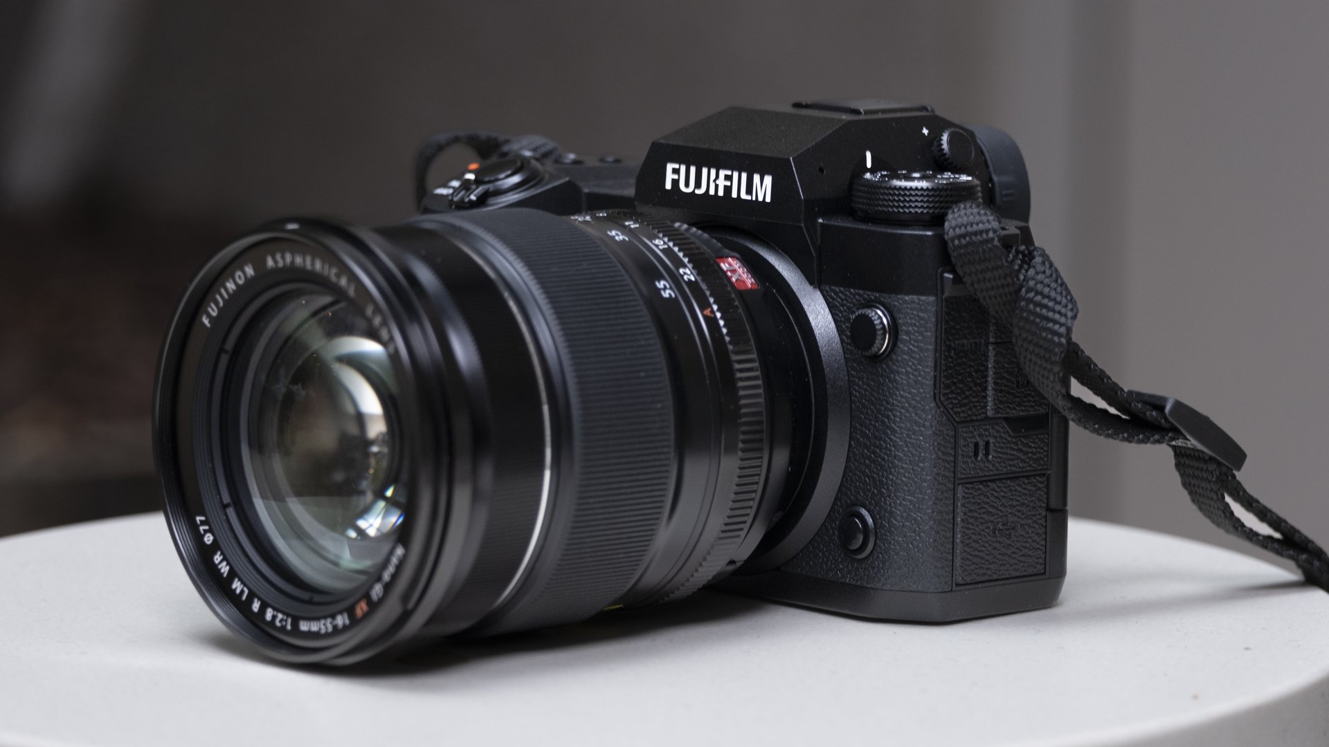 Fujifilm X-H2 kamerauppsättning på ett vitt bord