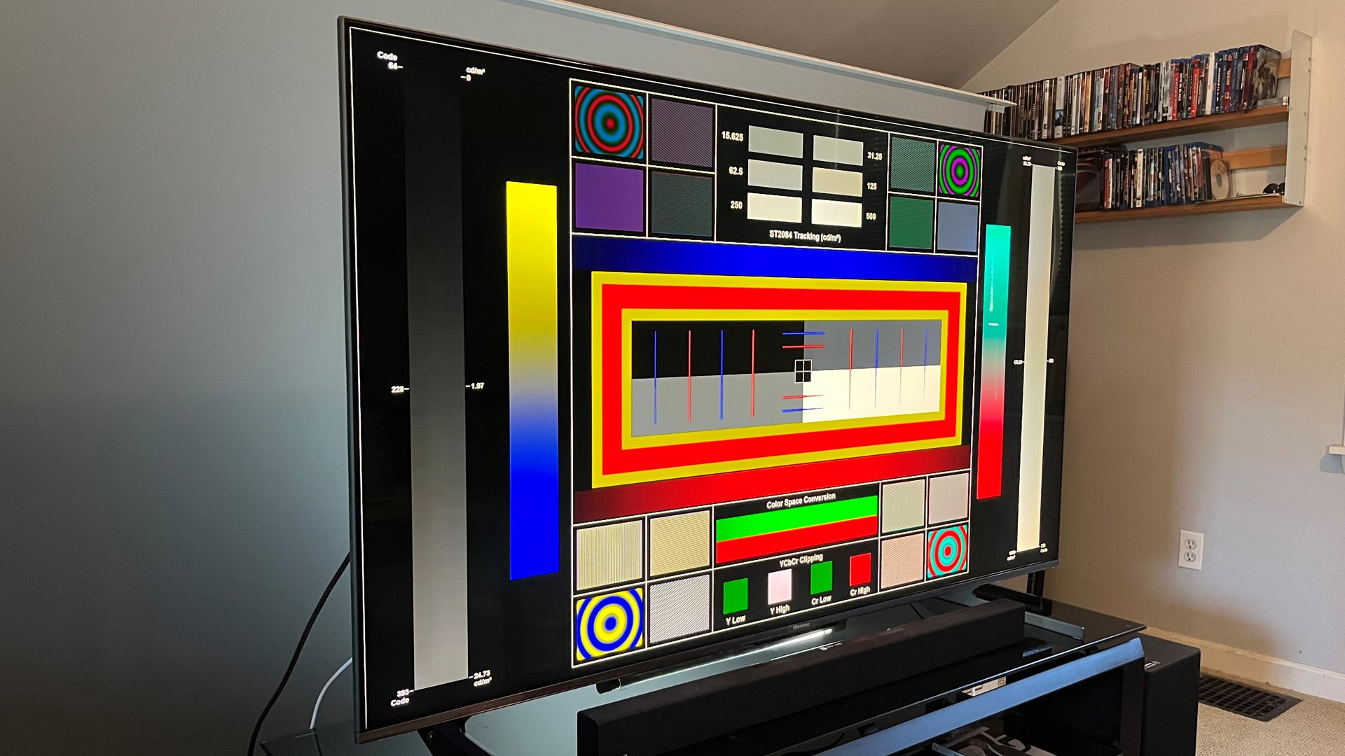 Televisor Hisense U8H que muestra un patrón de prueba en la pantalla