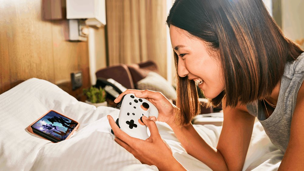 Google Stadia player using the controller with your phone