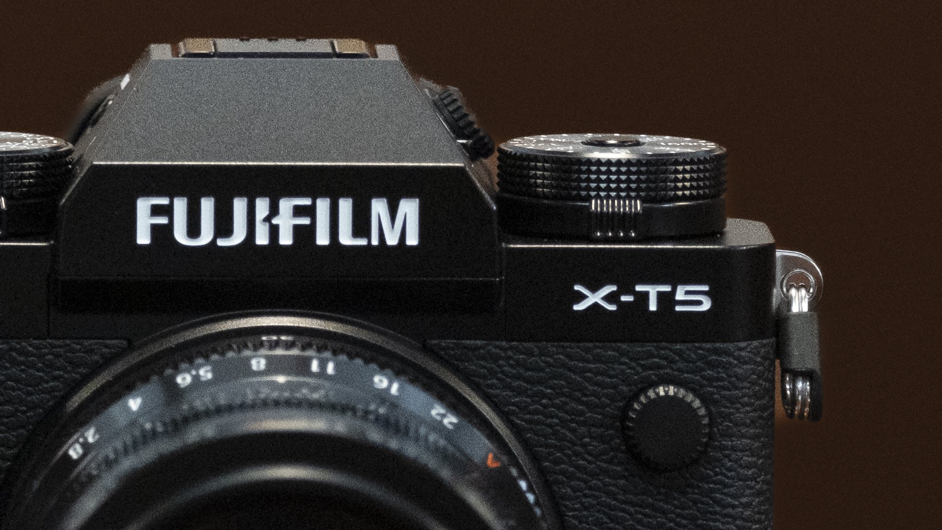 Cámara Fujifilm X-T5 sobre una mesa