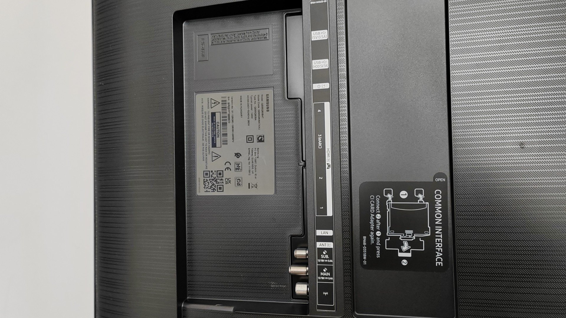 Samsung-Q80B - entradas del panel trasero