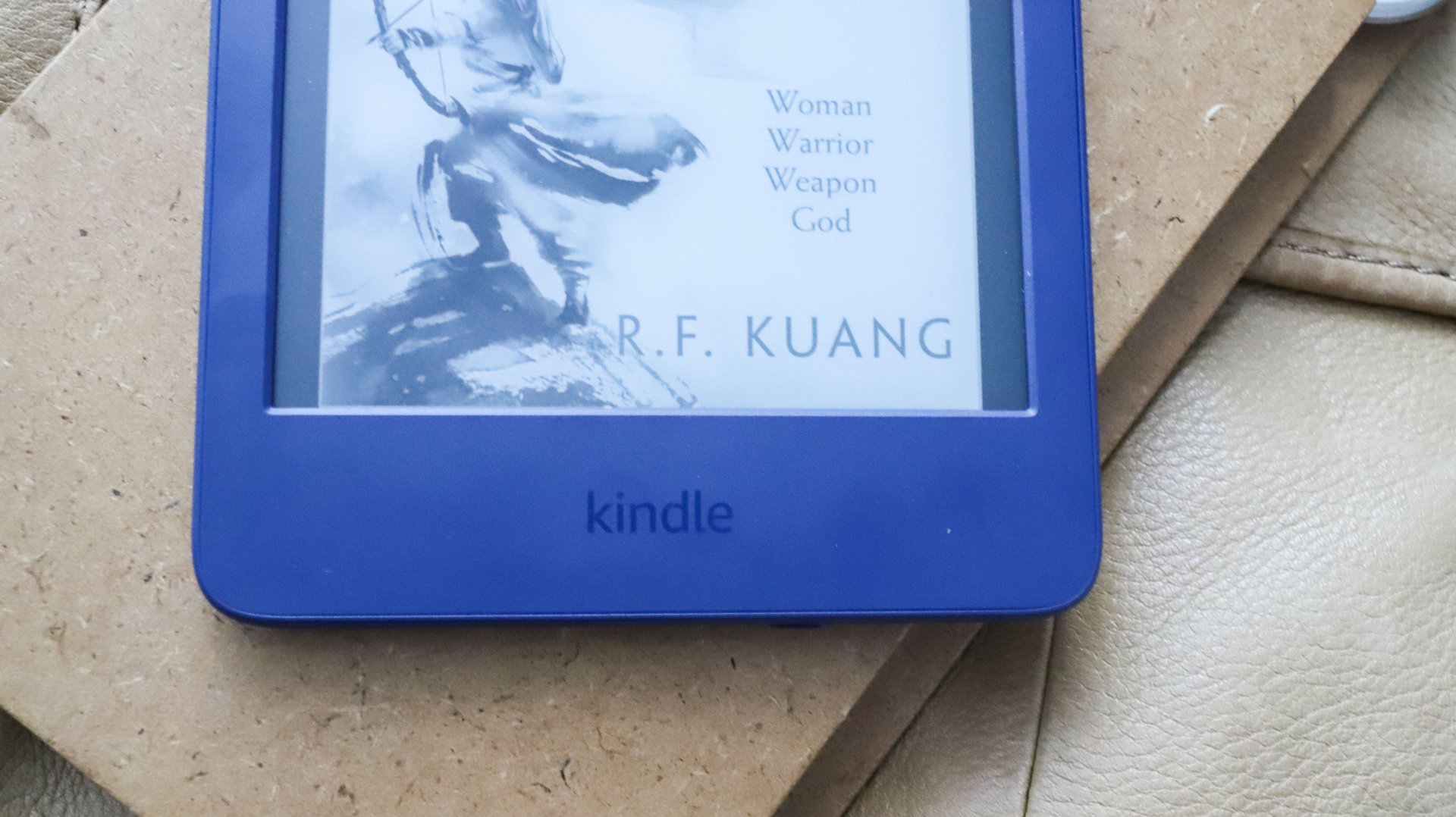 Marca Kindle en el bisel inferior del Amazon Kindle 2022