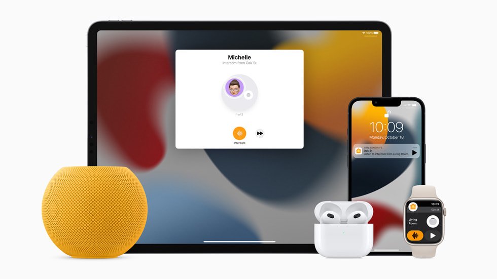 รูปภาพของ Apple HomePod Mini สีเหลืองติดกับ Apple iPad, Apple iPhone, Apple Airpods และ Apple Watch
