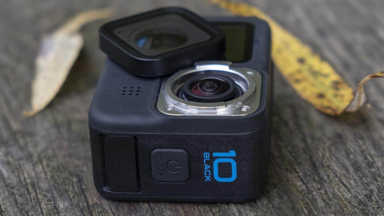 GoPro Hero 10 Black actionkamera vilar på en träbänk